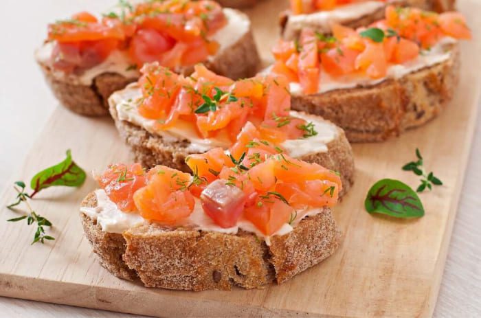 Desayuno gourmet con salmón y quesos para el Día de la Madre