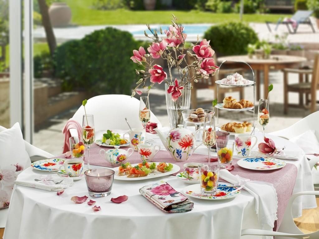 Desayuno temático decorado con flores para el Día de la Madre