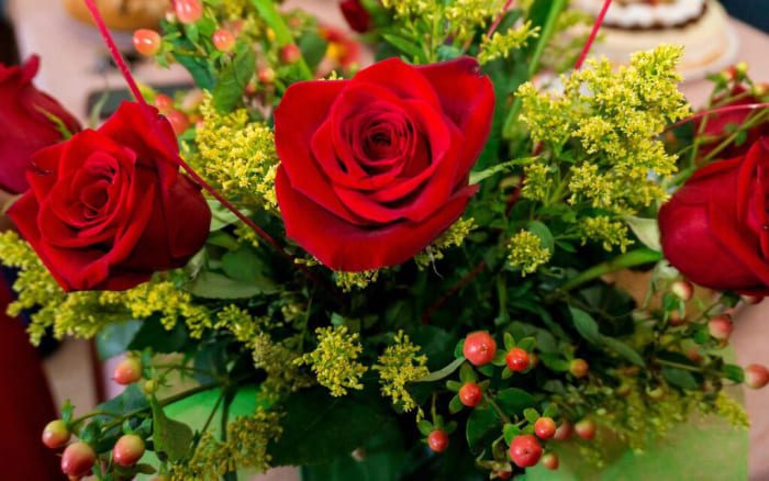 Flores secas en caja de madera grabada para el Día de la Madre