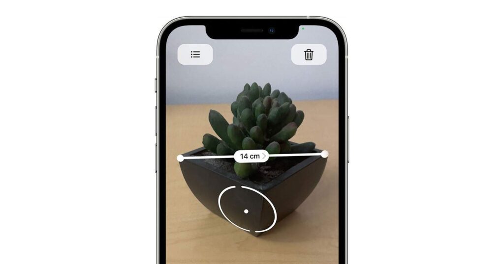 móvil usando la app de medir para medir objetos con la cámara