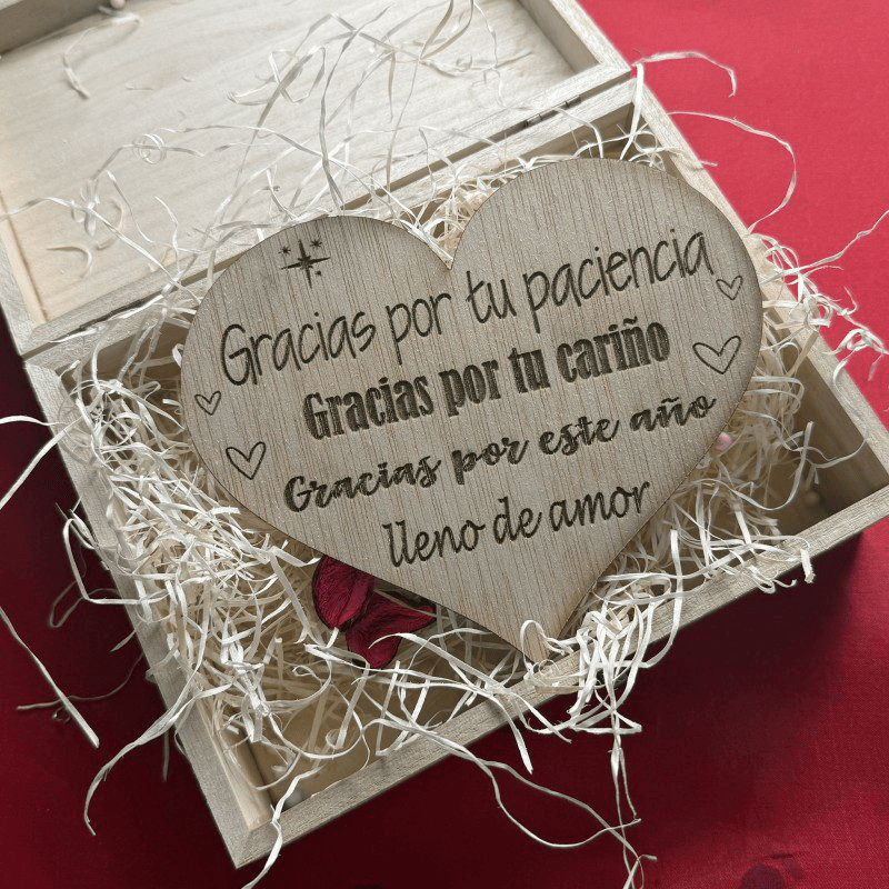 Carta o mensaje personalizado dentro de una cesta de regalo