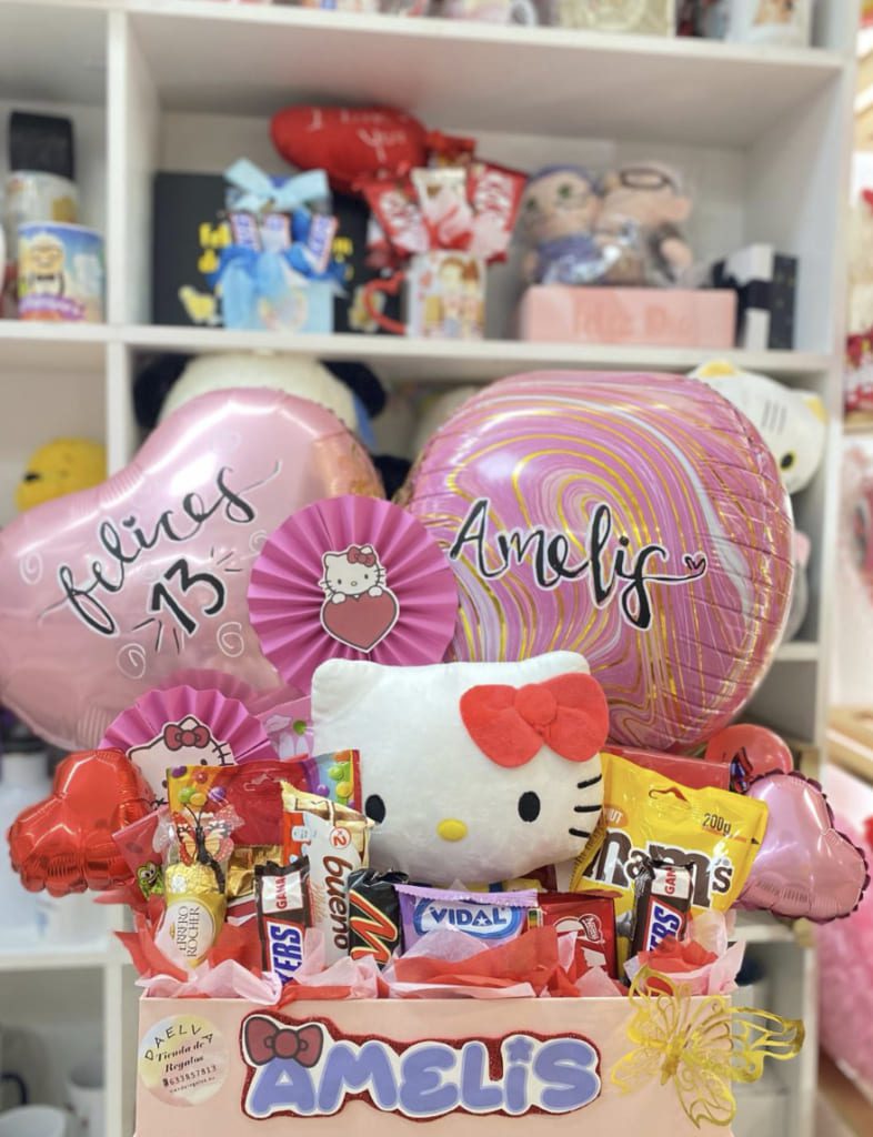 Cesta romántica personalizada con chocolates y detalles