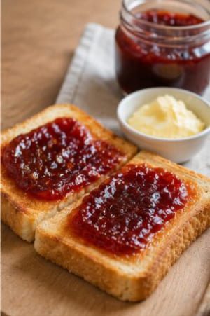 Desayuno con mantequilla y mermelada
