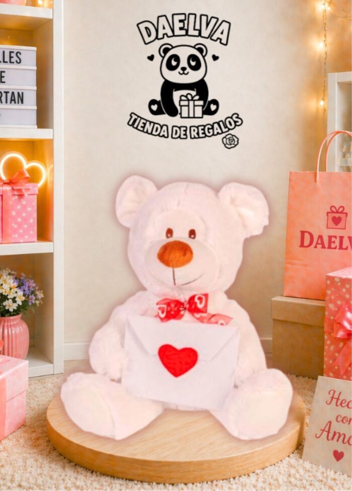 Peluche de oso sujetando un corazón