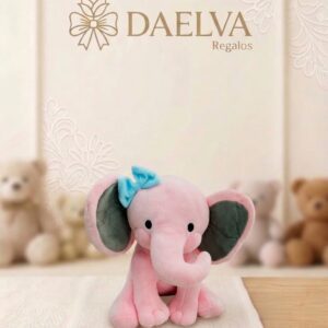 Elefante de peluche rosa sentado con orejas grises, lazo azul y trompa larga
