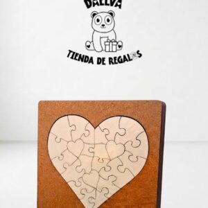 Puzzle corazón personalizado en blanco, dentro de su marco, sobre una base de madera