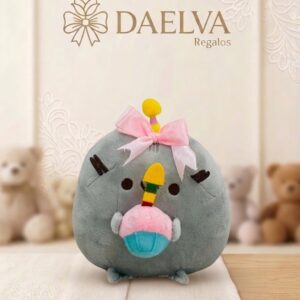 Gatito de peluche gris y redondo con lazo rosa que sostiene un cupcake azul con una vela amarilla