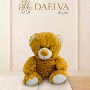 Osito de peluche dorado sentado con el hocico, las orejas y las patas blancas