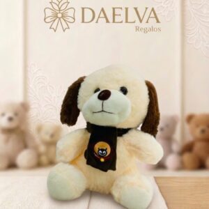 Peluche de perrito crema con bufanda, de pelo suave, orejas marrones y bufanda negra con un dibujo