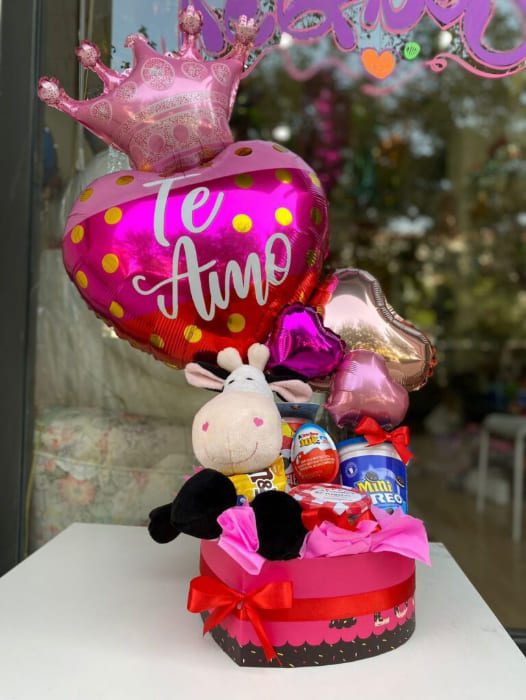 Cesta de regalo elegante para mujer con detalles decorativos