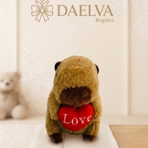 Peluche de capibara con corazón para regalar, de pelo marrón y con un corazón rojo con la palabra Love