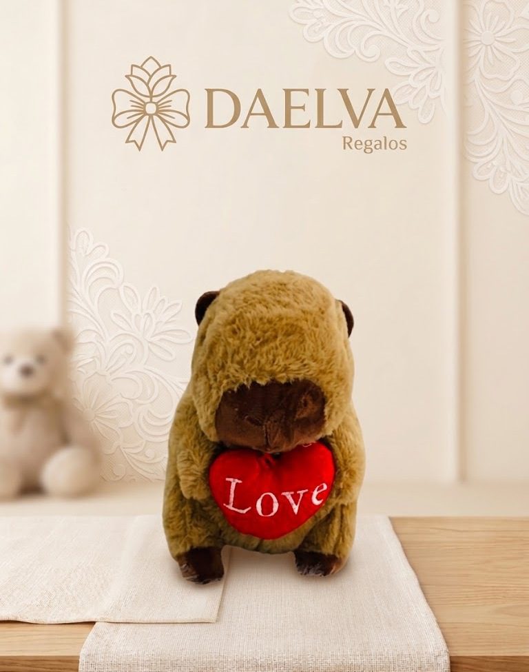 Peluche de capibara con corazón para regalar, de pelo marrón y con un corazón rojo con la palabra Love
