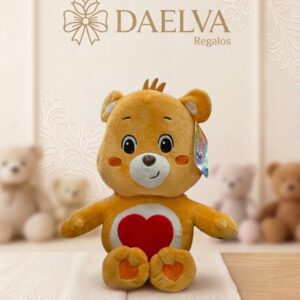 Osito de peluche amarillo anaranjado sentado con un corazón rojo en la barriga