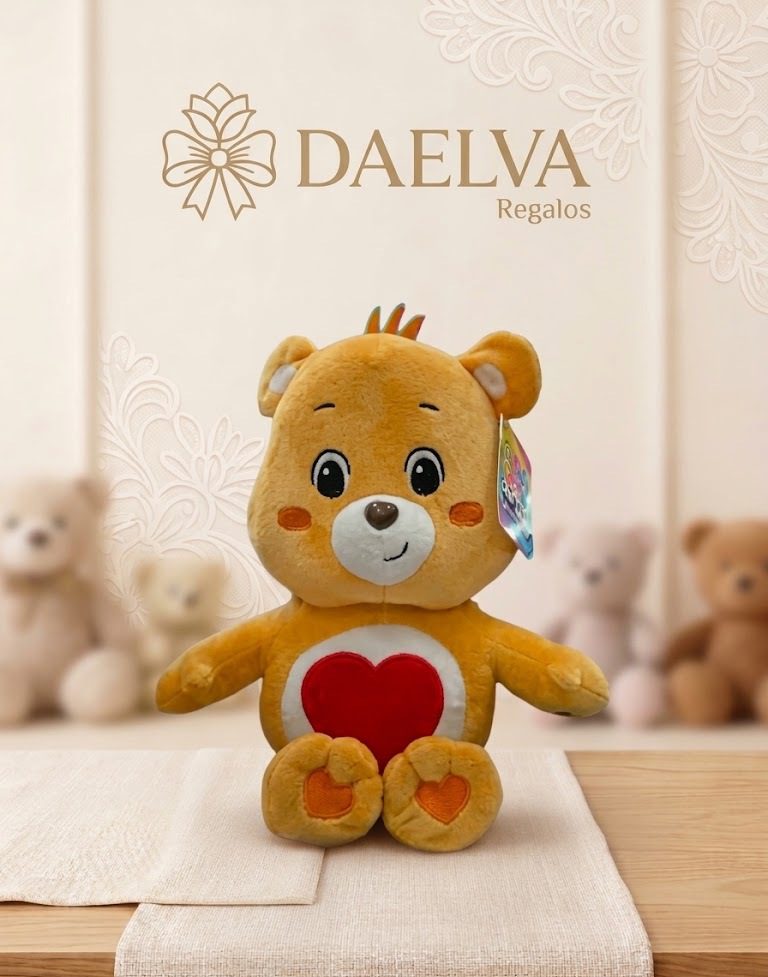 Osito de peluche amarillo anaranjado sentado con un corazón rojo en la barriga