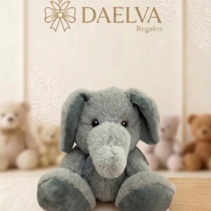 Elefante de peluche gris sentado, con orejas caídas y trompa larga