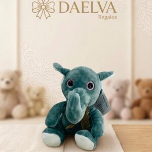 Elefante de peluche azul verdoso con ojos grandes y lazo dorado en el cuello