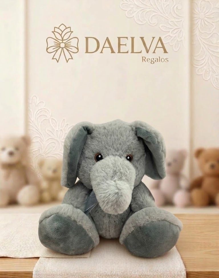 Elefante de peluche gris sentado, con orejas caídas y trompa larga