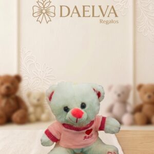 Osito de peluche blanco con jersey rosa, corazón rojo y nariz rosa