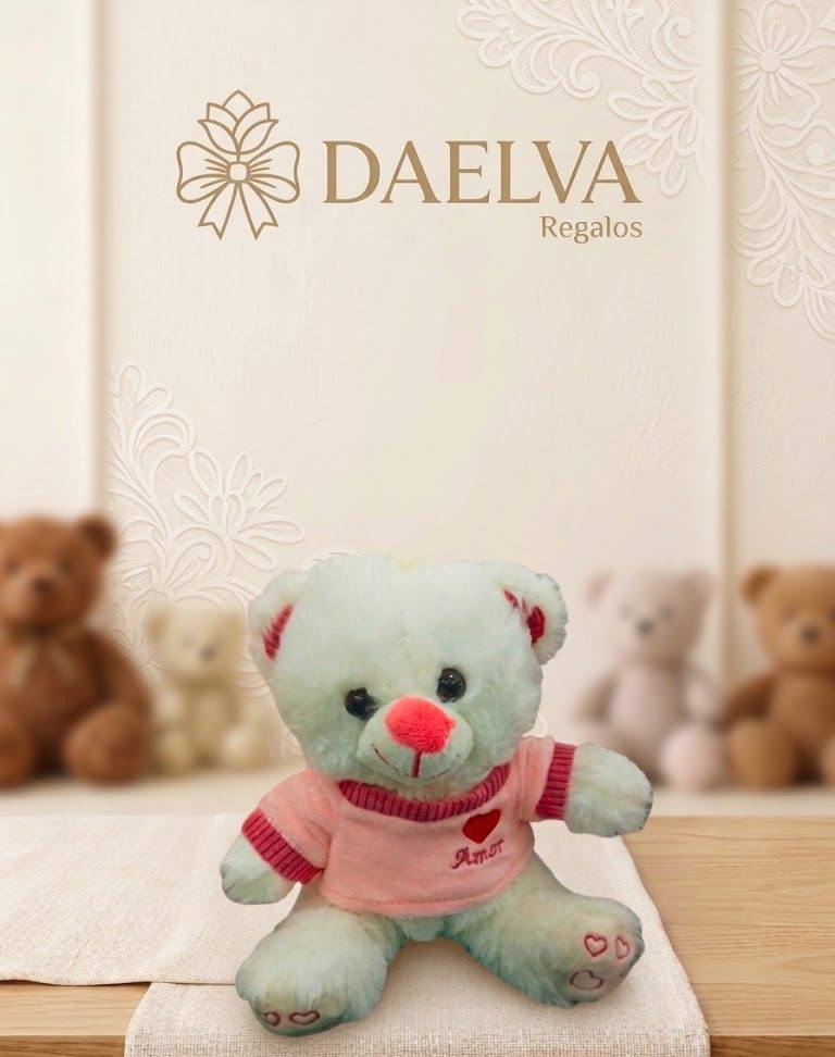 Osito de peluche blanco con jersey rosa, corazón rojo y nariz rosa