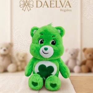 Osito de peluche verde con trébol en la barriga, hocico blanco y corazones en las patas