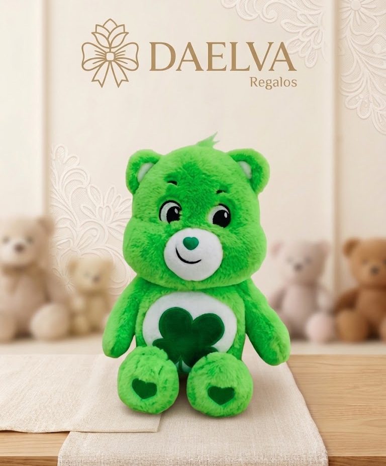 Osito de peluche verde con trébol en la barriga, hocico blanco y corazones en las patas