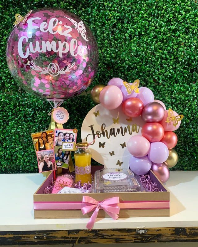 Mesa decorada para fiesta de cumpleaños con regalos personalizados