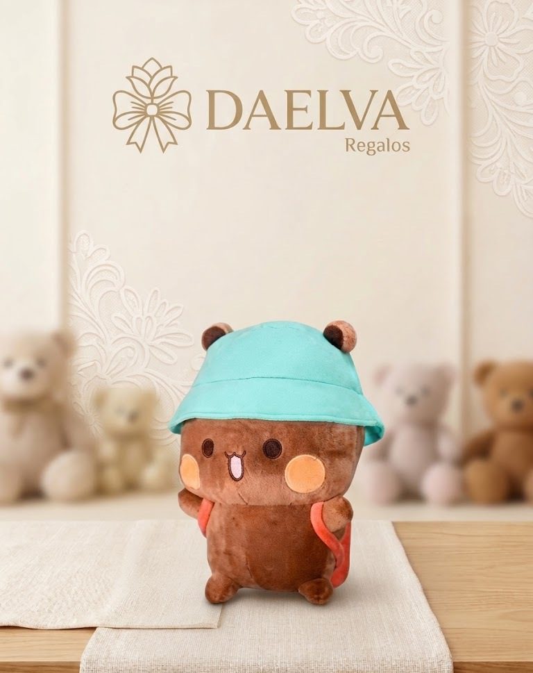 Osito de peluche marrón con gorro turquesa, mejillas rosas y mochila a la espalda