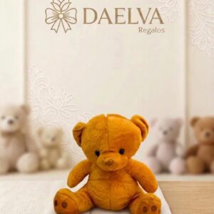 Osito de peluche marrón caramelo sentado, con hocico claro y patas con almohadillas