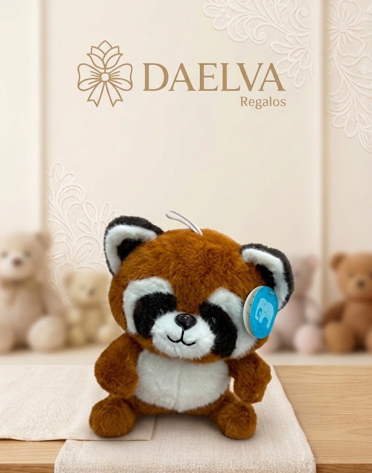 Peluche de panda rojo de pelo marrón, cara blanca y negra y cascos azules