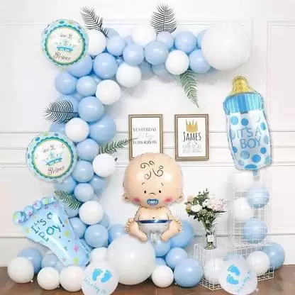 Decoración para baby shower con globos azules y blancos