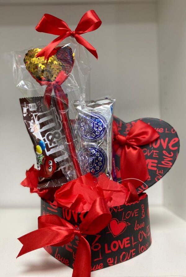 Cesta corazon con chucherias