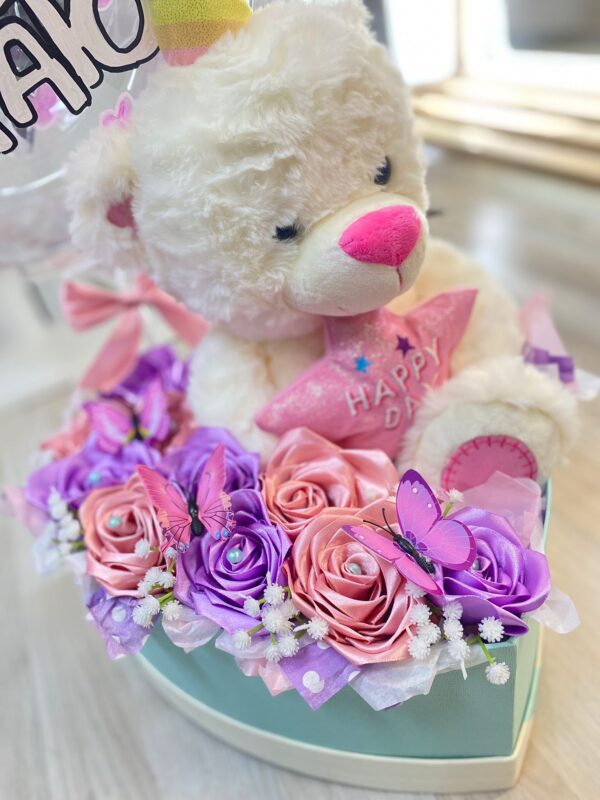 Caja de rosas y peluche