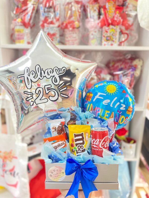 Tienda regalos originales Madrid Cesta mediana con dulces surtidos y globos
