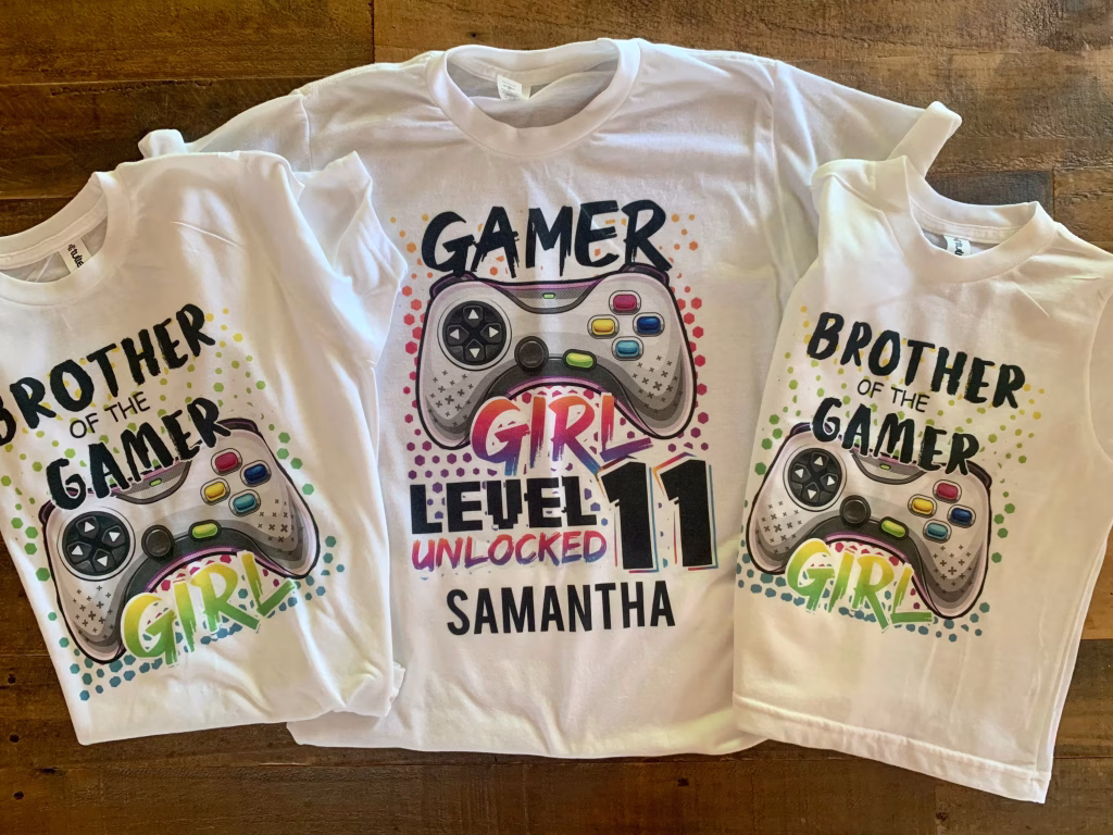 Camiseta con diseño gamer personalizada para fans de videojuegos, disponible en tienda de regalos en Madrid