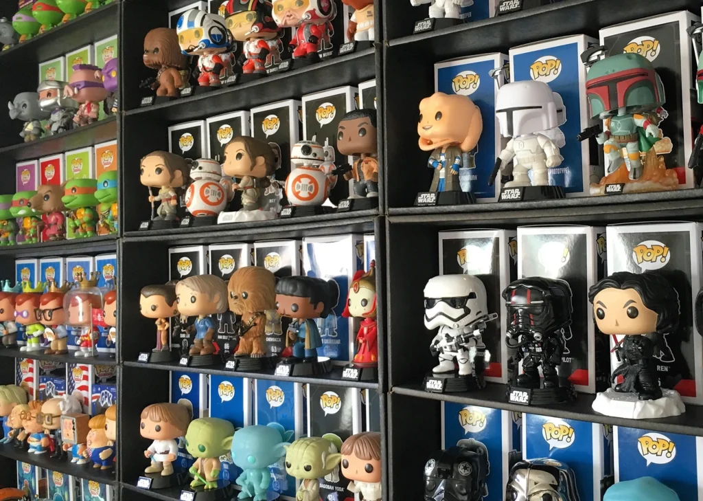 Colección de figuras Funko Pop de personajes de películas, series y videojuegos, disponibles en tienda de regalos y coleccionismo