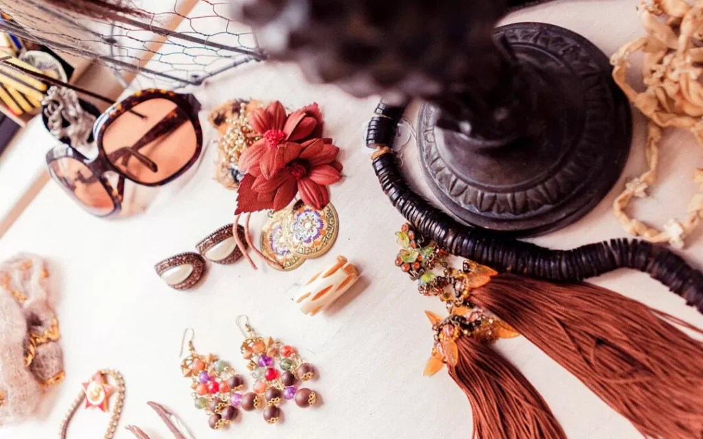 Accesorios de mujer elegantes y versátiles disponibles en tienda de regalos en Madrid
