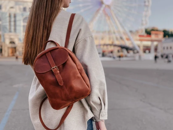 Mochila elegante y funcional ideal para trabajo o viajes, disponible en tienda de regalos en Madrid