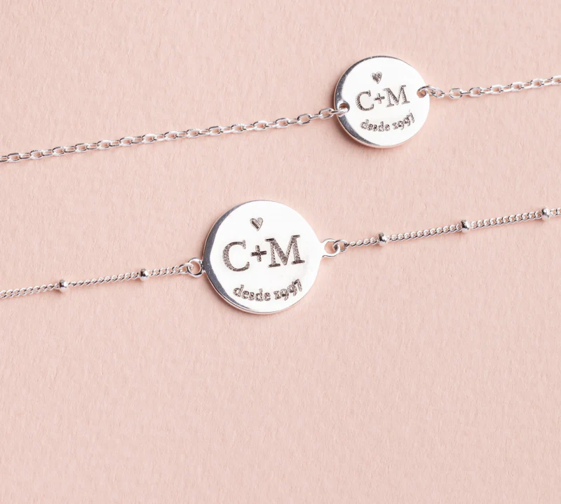 Tienda regalos Madrid. Collar de plata grabado con nombre personalizado como idea de regalo única