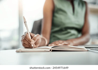 Mujer escribiendo en una agenda sobre un escritorio en Madrid