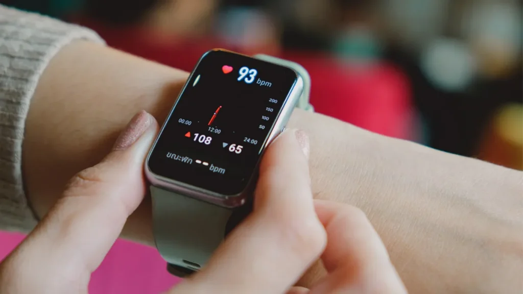 Smartwatch moderno con pantalla táctil encendida mostrando hora y notificaciones