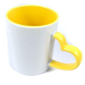 Taza blanca y amarillo con asa corazon que se personaliza a tu gusto