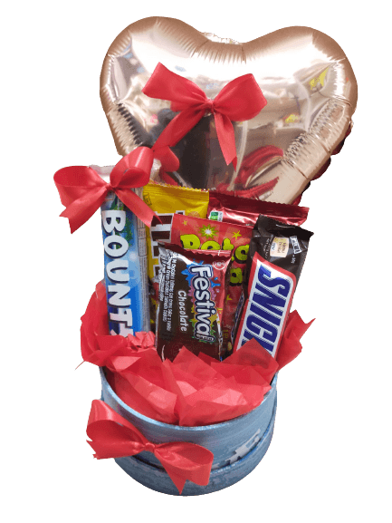Cesta de regalos dulces en Madrid con chocolates variados y globo personalizado