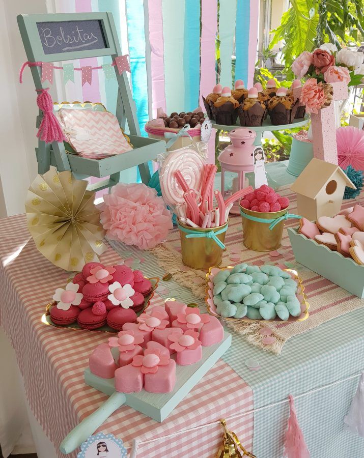 Decoración de mesa de dulces y candy bar para ofrecer regalos originales para invitados en Madrid