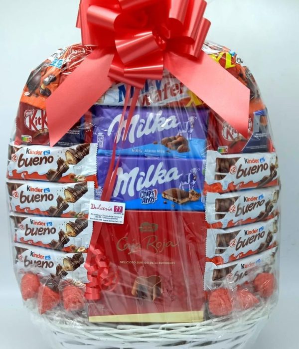Cesta de regalos dulces en Madrid con chocolates y chuches.