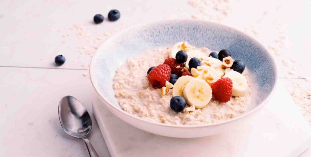 Desayuno saludable con bowl de avena para el Día de la Madre
