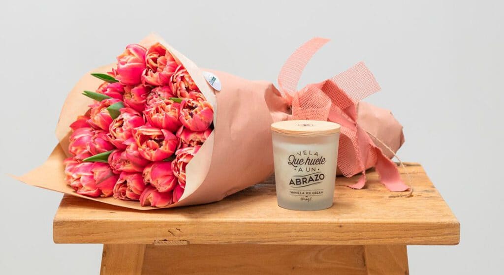 Ramo de rosas con detalle personalizado como regalo romántico