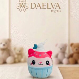 Peluche en forma de cupcake con cara de gato, orejas rosas, glaseado rosa y base azul