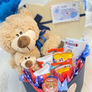 Cesta grande de regalo personalizada para sorprender a un amigo