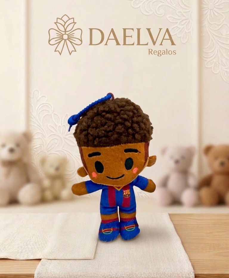Peluche de futbolista con pelo rizado castaño y equipación azul y granate