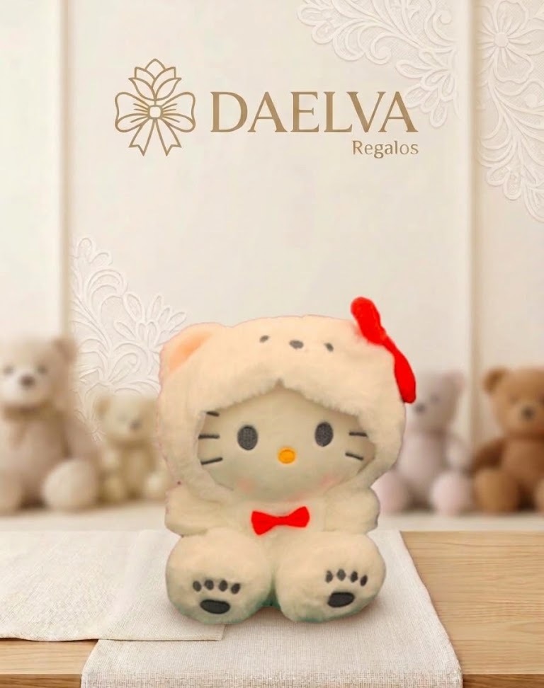 Peluche de gatita blanca con capucha de orejitas y lazo rojo, sentada sobre una base de madera